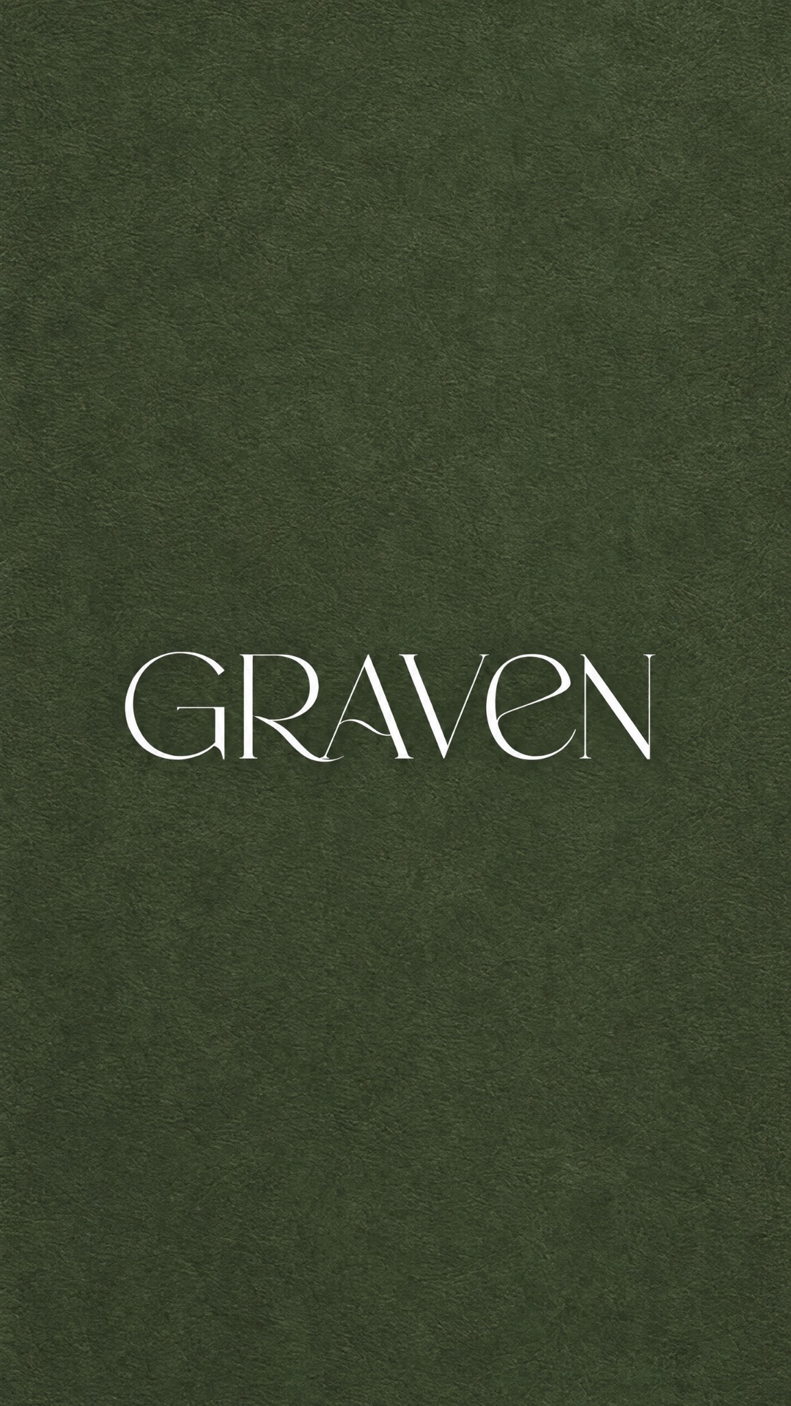 Logo oficial GRAVEN sobre fundo verde musgo com textura rústica